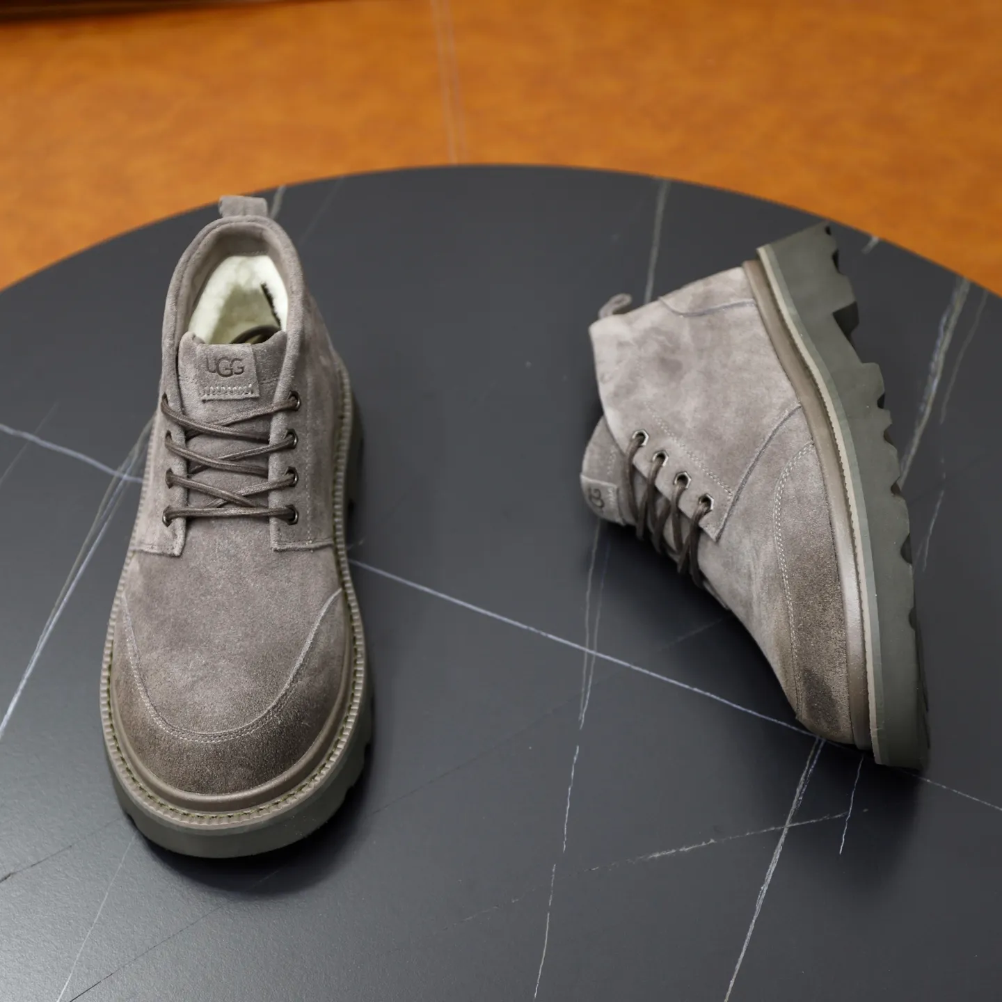 Ex-factory price: 640💰Thick wool imported from Australia Brand: UGG genuine purchasing agent Size: 39-45 Grade: Official website 1:1 Material: First layer of genuine leather waterproof and antifreeze upper Real wool lining Original non-slip soft wear-resistant outsole Style category: Men's casual shoes Trendy style Comfortable on the feet Color: Official website color synchronization